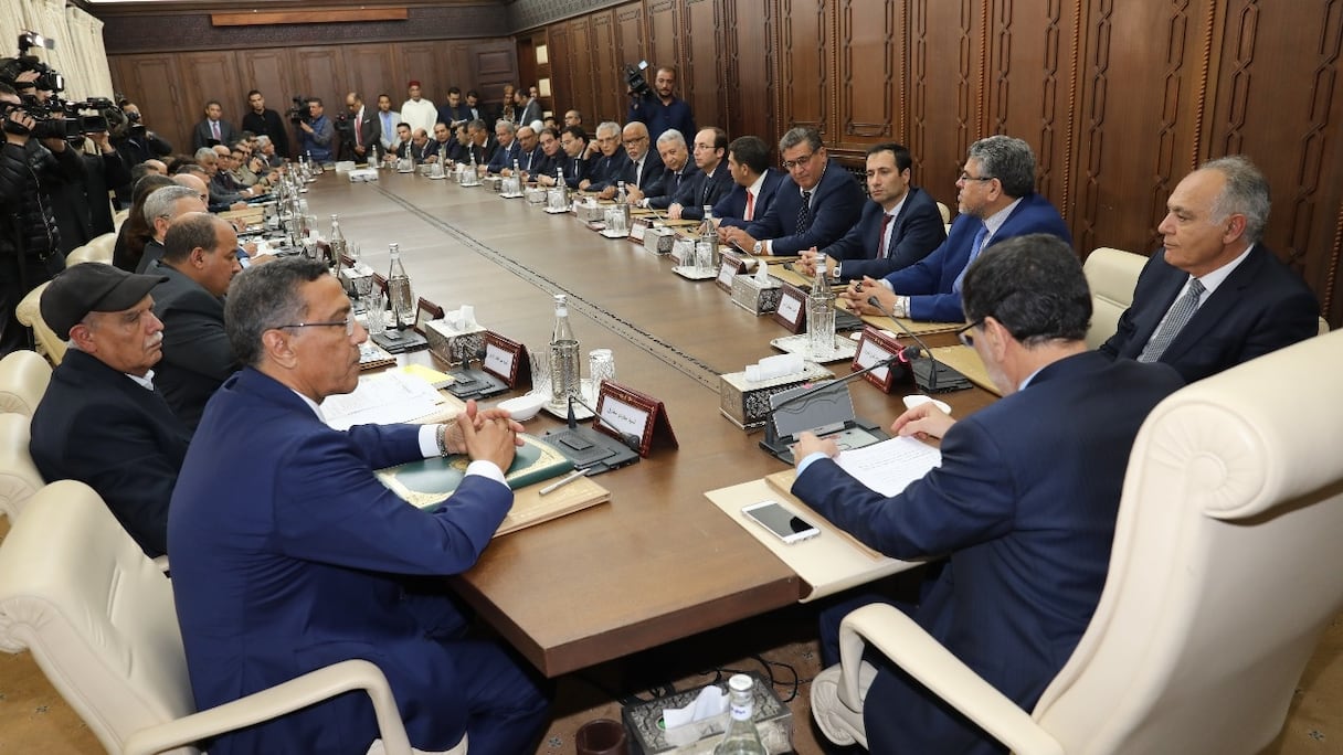 Lors de la signature du nouvel accord social, jeudi 25 avril 2019, à Rabat.
