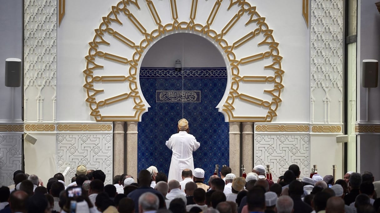 La prière à la grande mosquée de Lyon en France.
