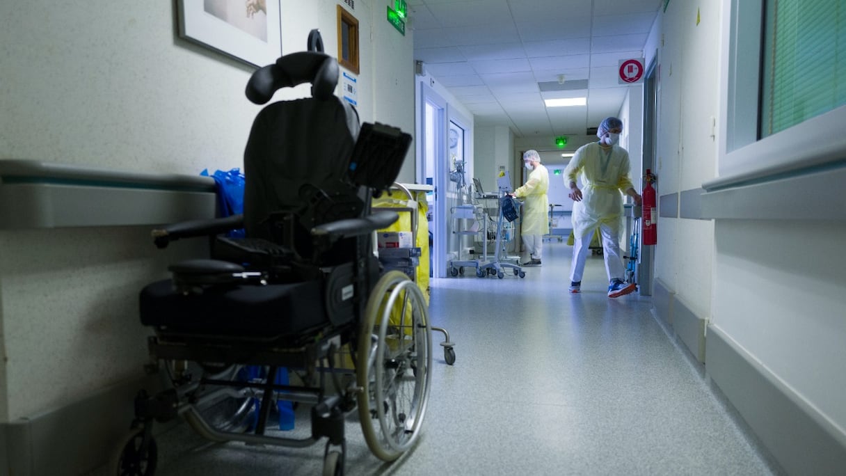 Des membres du personnel de l'unité de médecine physique et de réadaptation travaillent à l'hôpital Emile Muller de Mulhouse, le 29 avril 2020.
