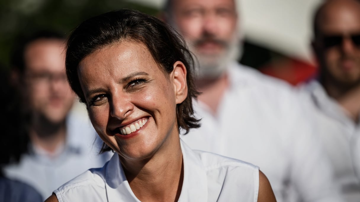 Najat Vallaud-Belkacem, candidate du Parti socialiste français (PS) aux élections régionales en région Auvergne Rhône Alpes, sourit lors d'un meeting politique en amont des élections régionales qui se tiendront les 20 et 27 juin, à Lyon, le 14 juin 2021.
