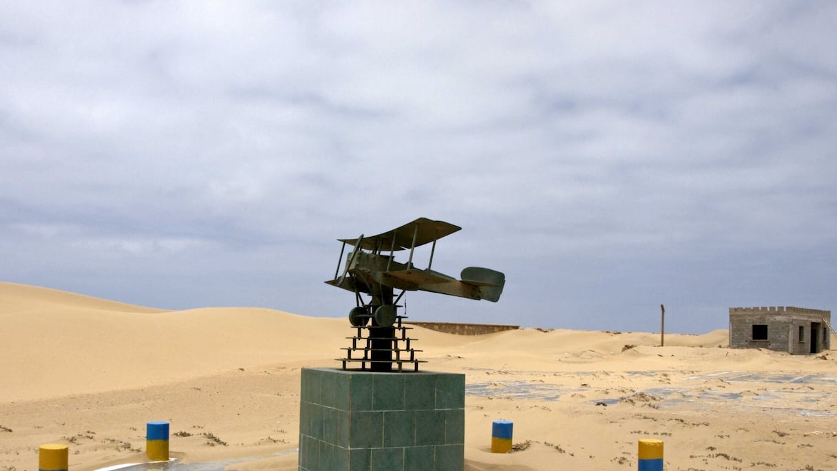 Aérodrome de Tarfaya (ex-Cap Juby), ancienne escale de l'Aéropostale. Inauguré par Antoine de Saint-Exupéry en 1927, cet aérodrome desservait une escale d'une ligne transatlantique de la compagnie Latécoère, reliant Toulouse à Saint-Louis du Sénégal. 
