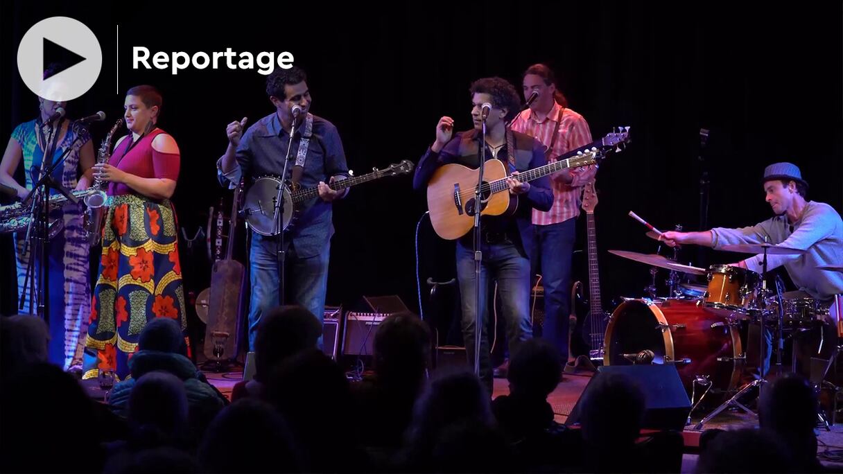 La troupe Aza, qui remporte un vrai succès aux Etats-Unis, regroupe des musiciens amazighs et américains.