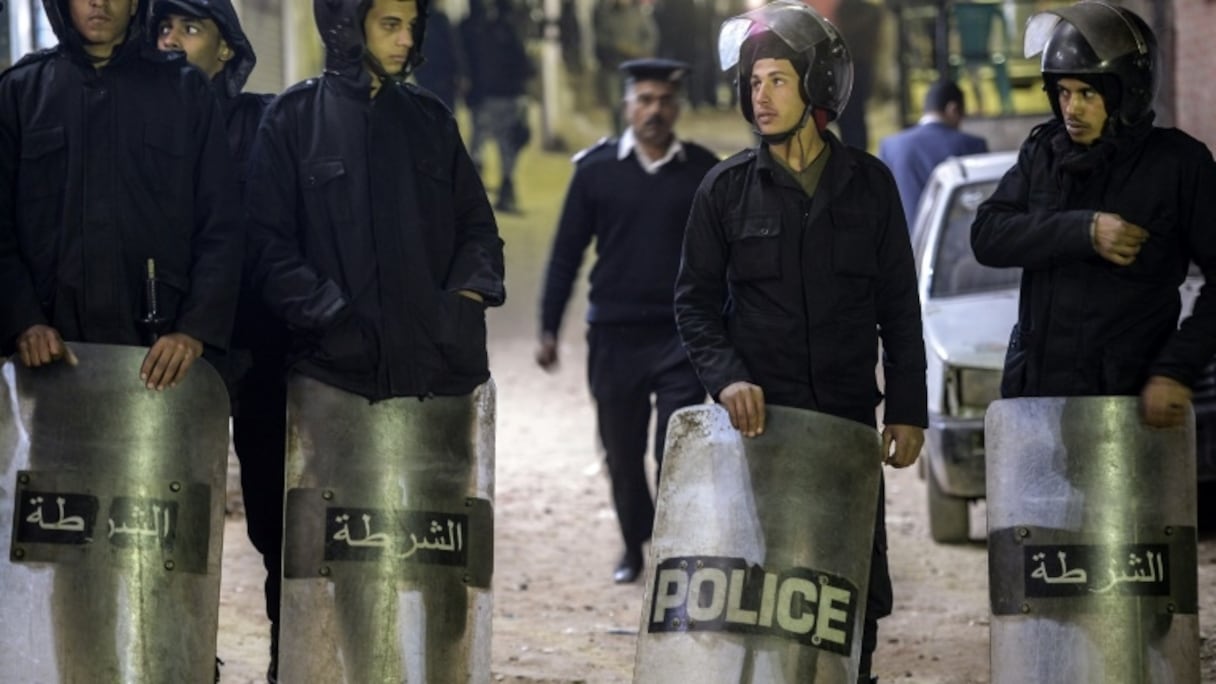 Des policiers gardent une rue menant à l'église devant laquelle une bombe a explosé, au Caire le 5 janvier 2019.
