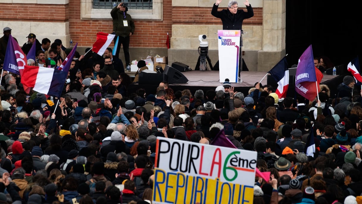 Le candidat présidentiel du parti de gauche français La France Insoumise (LFI), Jean-Luc Melenchon, prononce un discours lors d'un meeting de campagne une semaine avant le premier tour de l'élection présidentielle française, sur la place du Capitole à Toulouse, le 3 avril 2022.
