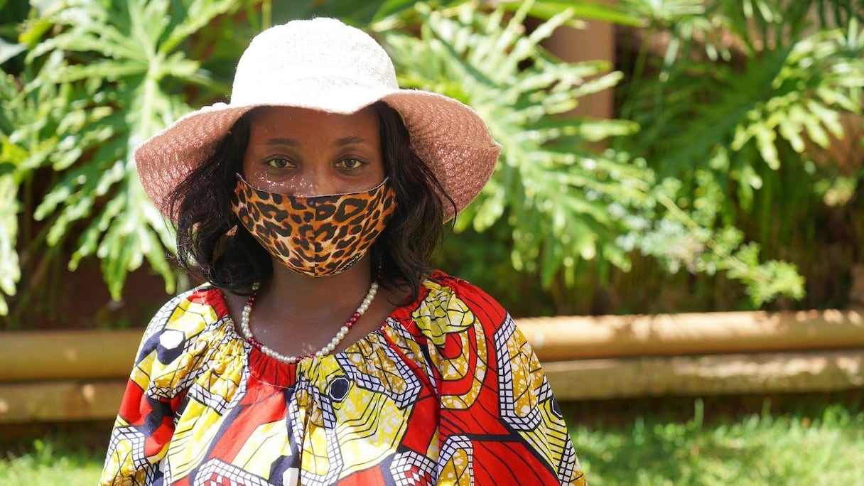 Une réfugiée congolaise qui s'est lancée dans la fabrication de masques en tissu avec d'autres femmes à Rabat.
