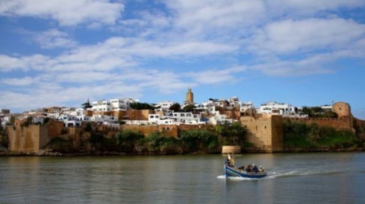 Kasbah des Oudayas, à Rabat. Cet ancien camp militaire fortifié, situé au cœur de la capitale, fut bâti au XIIᵉ siècle. La kasbah des Oudayas est inscrite sur la liste du patrimoine mondial de l'Unesco depuis 2012.
