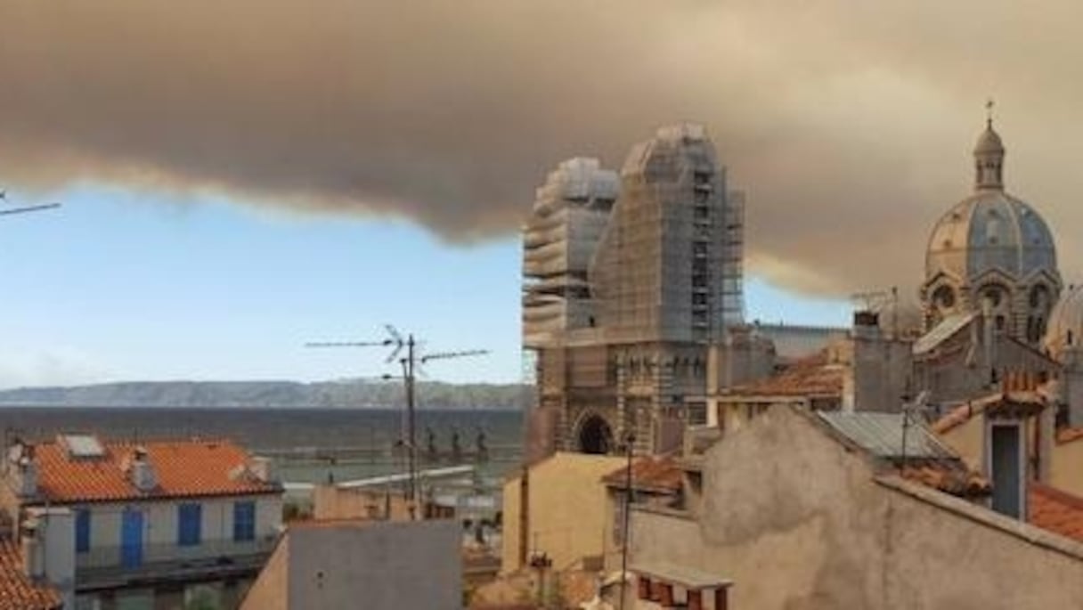 Une fumée sombre couvrait encore ce matin la cité phocéenne.
