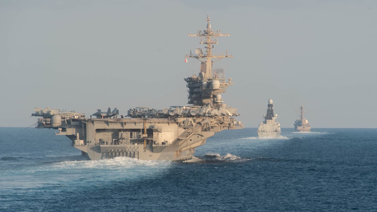 Le porte-avions USS Abraham Lincoln (à gauche), le destroyer de défense aérienne HMS Defender et le destroyer lance-missiles USS Farragut transitent par le détroit d'Ormuz, le 19 novembre 2019.
