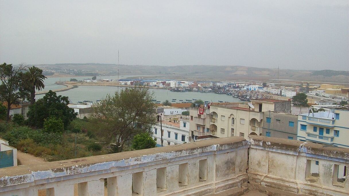 Larache. Près de la ville, les ruines de Lixus, port carthaginois et romain, se trouvent sur l'autre rive de l'oued Loukkos. La Kasbah, bâtie en 1491, devint une forteresse de pirates. Les Espagnols prirent la ville en 1610, la tenant jusqu'en 1681. Le Sultan Moulay Ismail la reprit en 1689.
