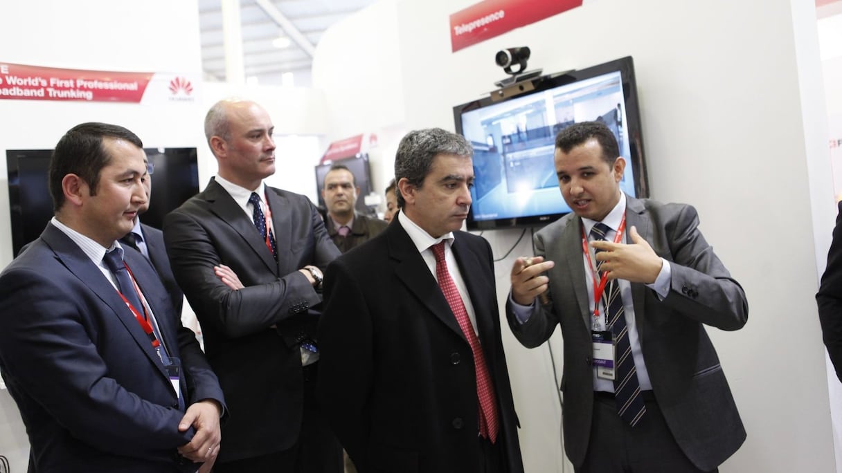 Les officiels visitent les stands du salon et s'enquièrent des dernières innovations
