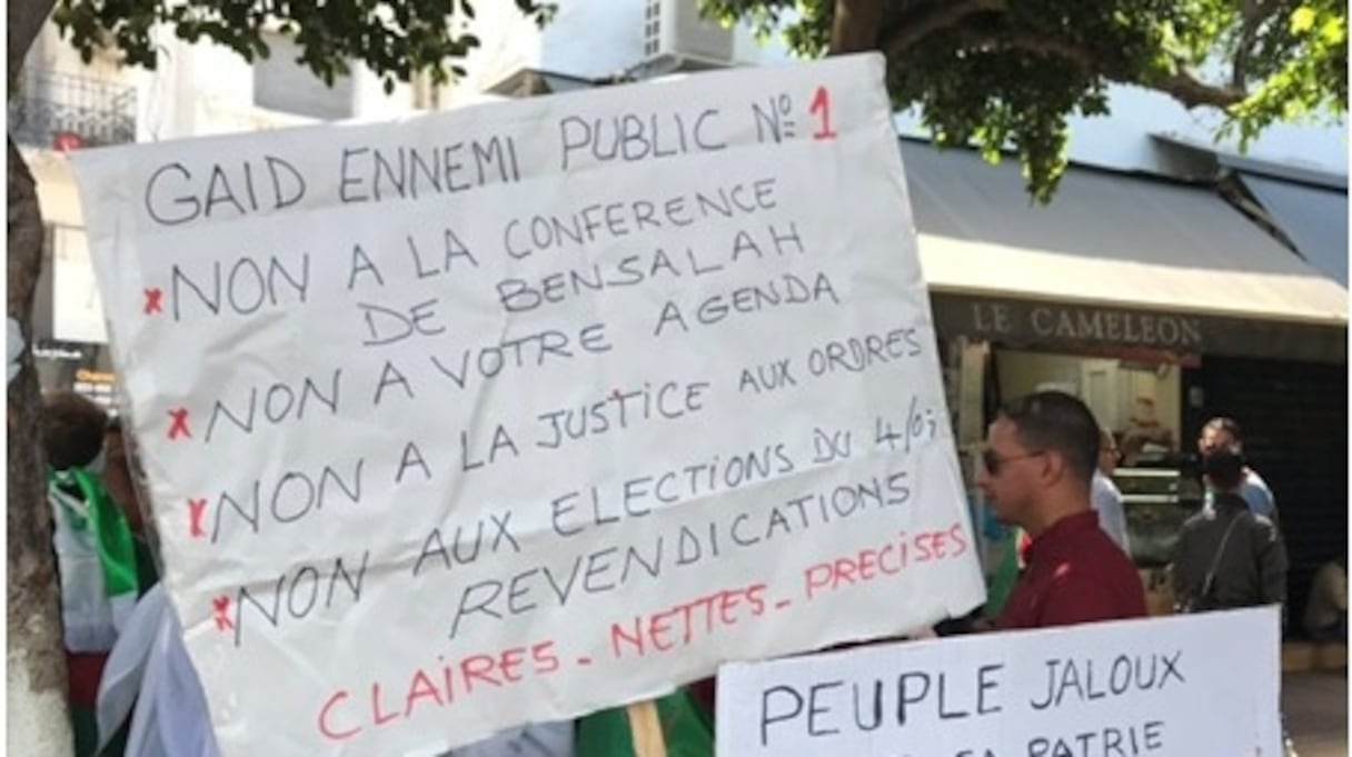 Pancartes anti-Gaïd Salah brandies lors des manifestations du 26 Avril 2019
