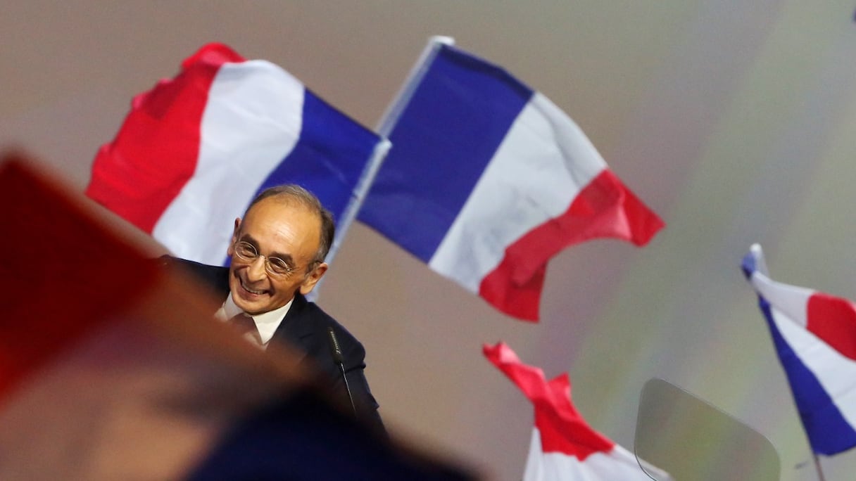 Le polémiste dans les médias et candidat d'extrême-droite à la présidentielle en France de 2022 Eric Zemmour prononce un discours lors de son premier meeting électoral à Villepinte, près de Paris, le 5 décembre 2021.
