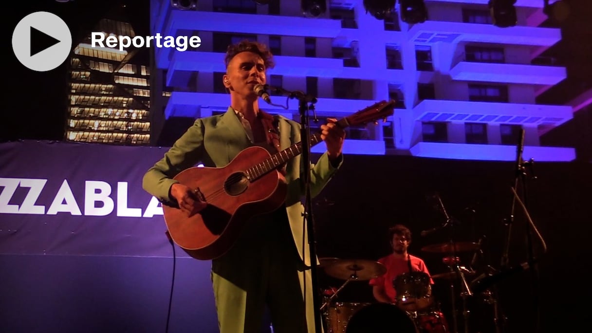 Asaf Avidan interprète un de ses morceaux au Jazzablanca, à Casablanca, le 2 juin 2022.
