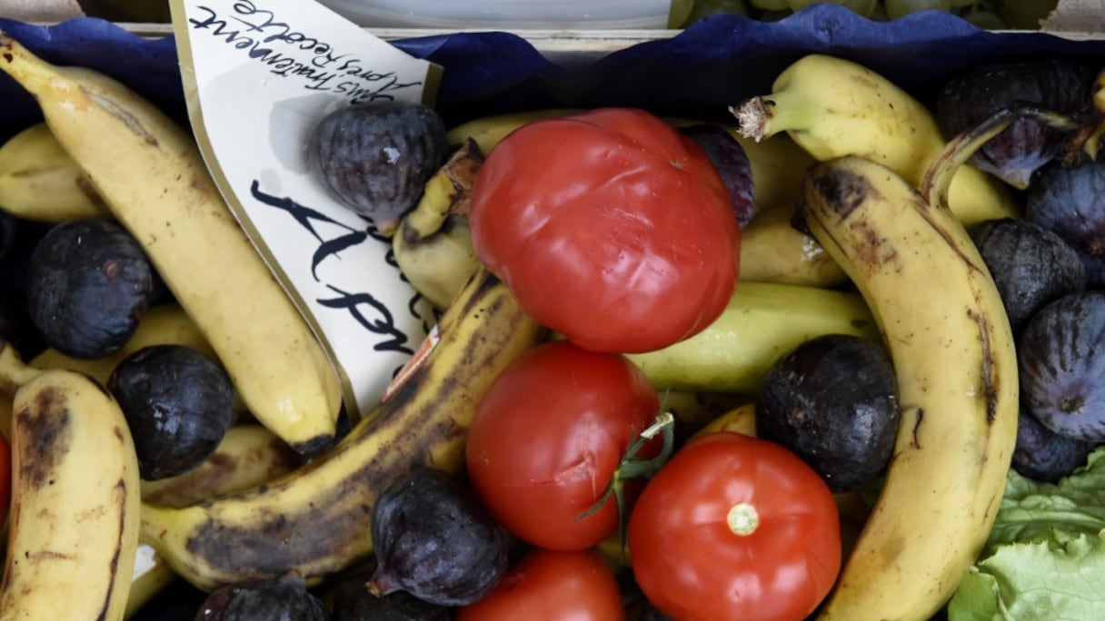 Fruits et légumes jugés moches par la grande distribution, photographiés lors de l'opération "Anti-gaspi, pour le climat aussi", organisée par la mairie de Paris, dans le cadre d'une journée nationale d'action contre le gaspillage alimentaire, en 2016.
