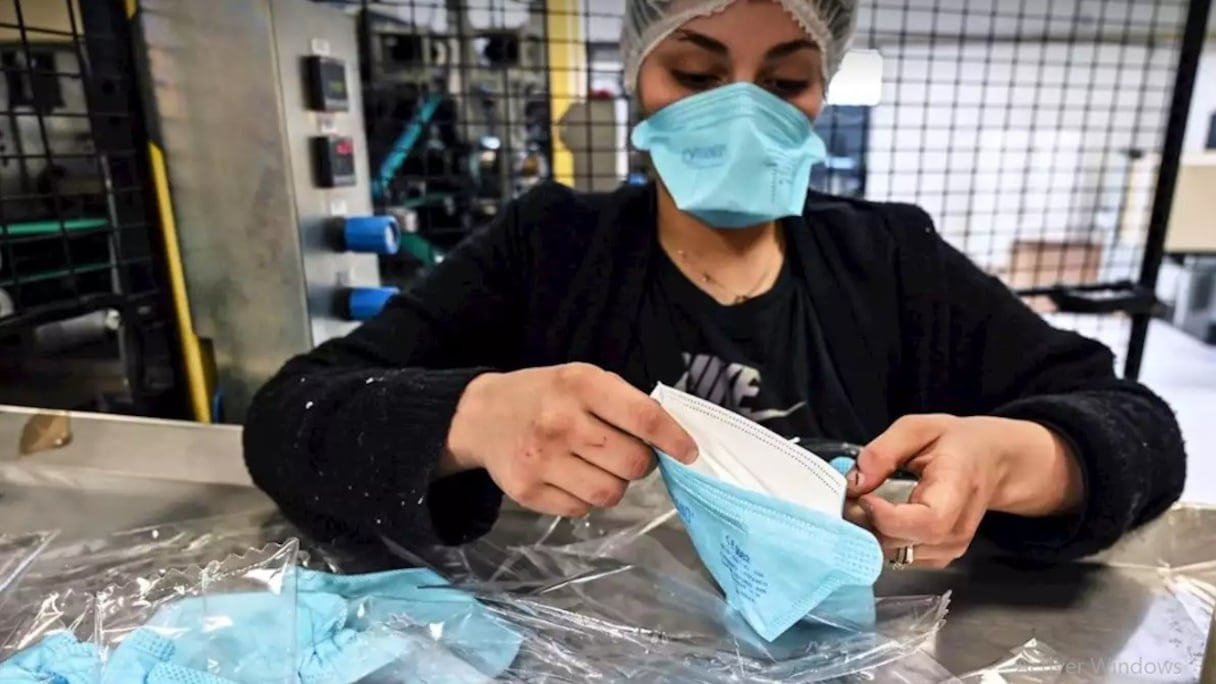 Au sein d'une usine de fabrication de masques. 
