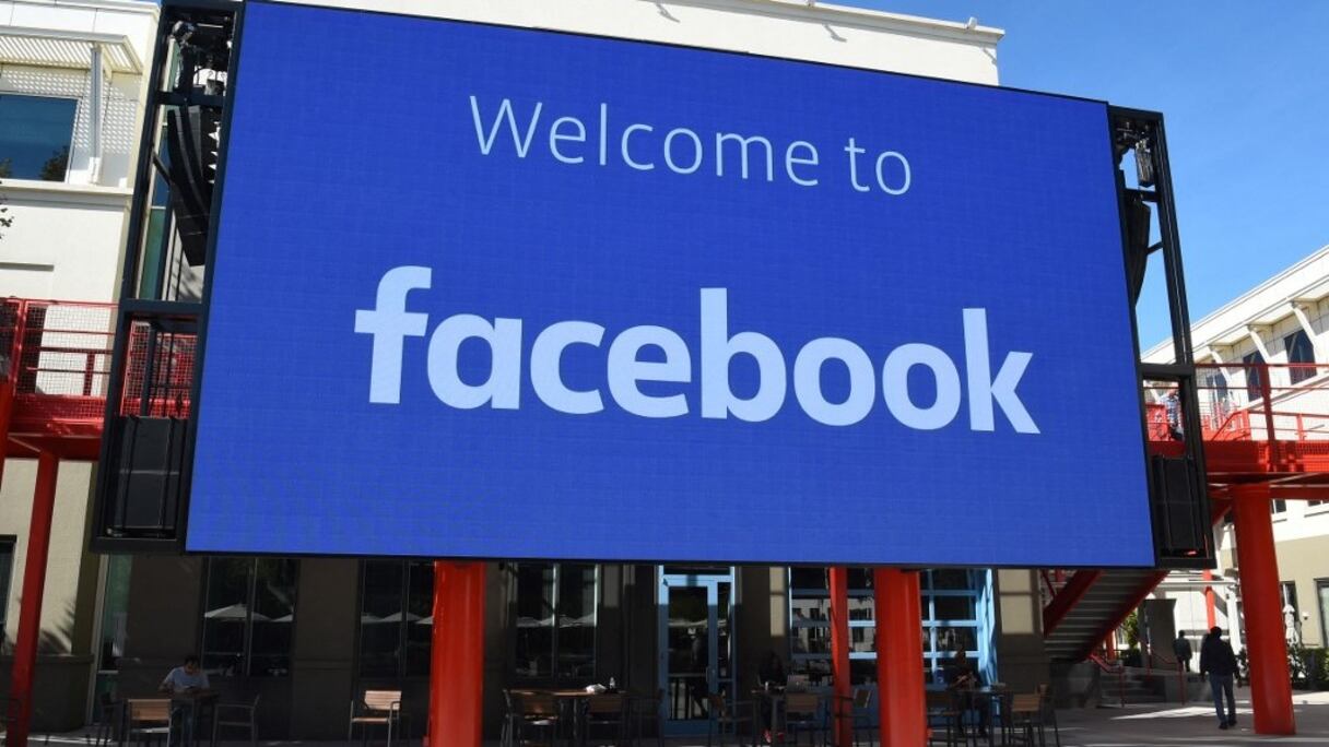 Panneau numérique géant dans le campus du siège social de Facebook à Menlo Park, en Californie, le 23 octobre 2019. 
