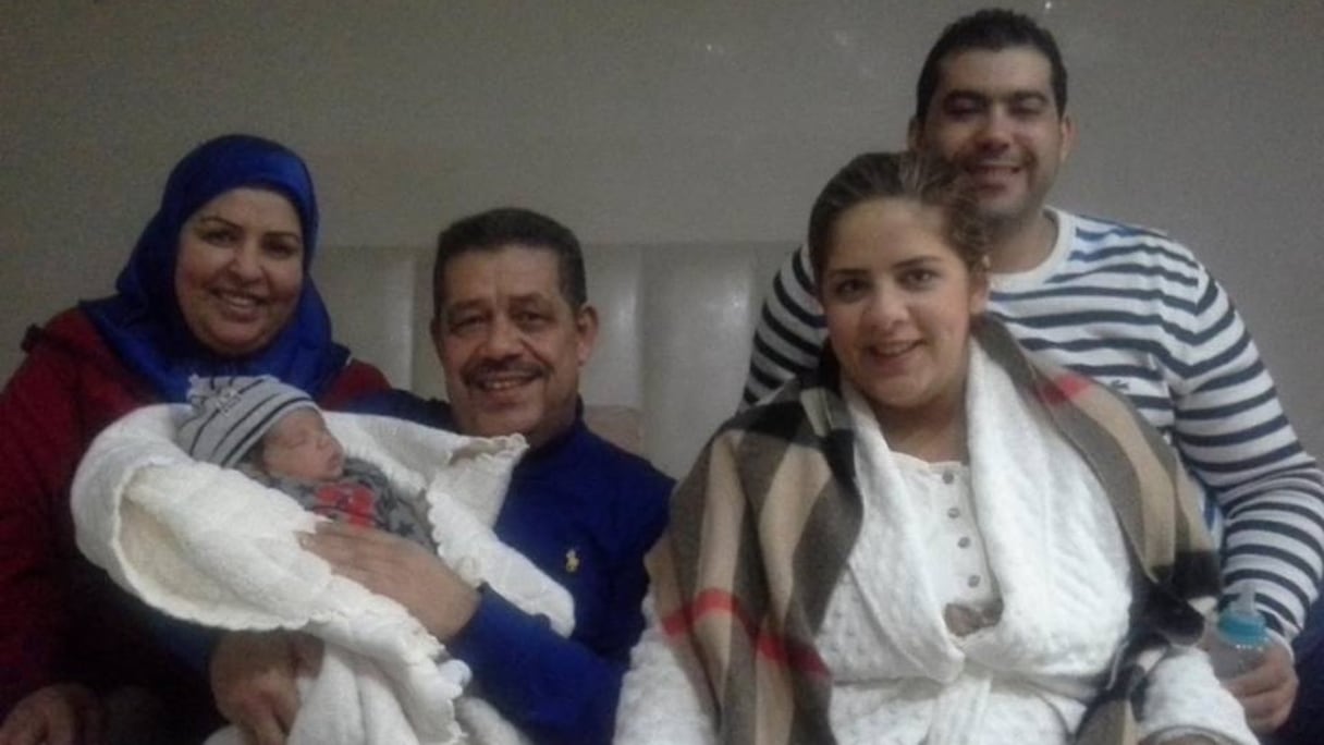 Hamid Chabat en famille avec son épouse, sa fille unique Rim et son époux lors de la naissance de leur petit garçon, l'an dernier.
