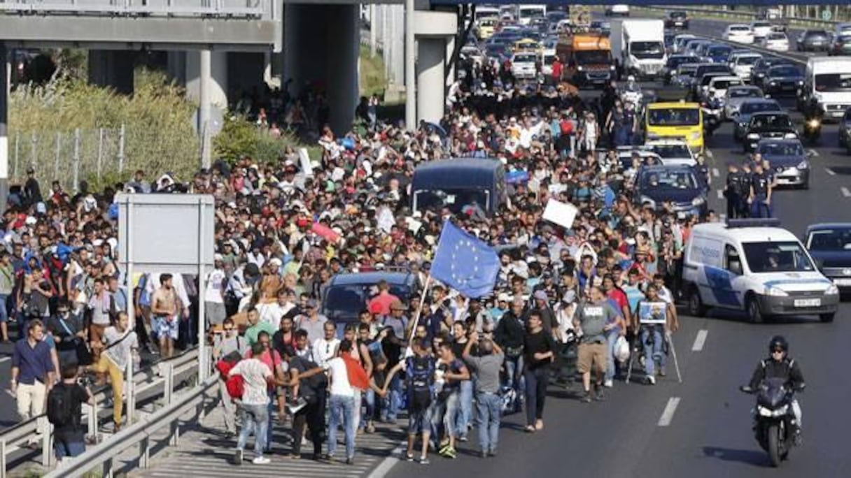 Bloqués à Budapest depuis plusieurs jours, plus d'un millier de migrants ont décidé vendredi de rejoindre la frontière autrichienne à pied.
