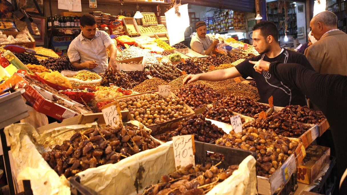 Les mains se tendent comme malgré elles pour cueillir une perle de fruit ou pour pointer du doigt les friandises convoitées.
