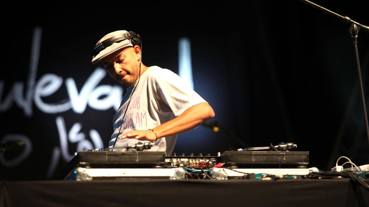 DJ Key surfe sur les platines pour le plus grand bonheur des spectateurs
