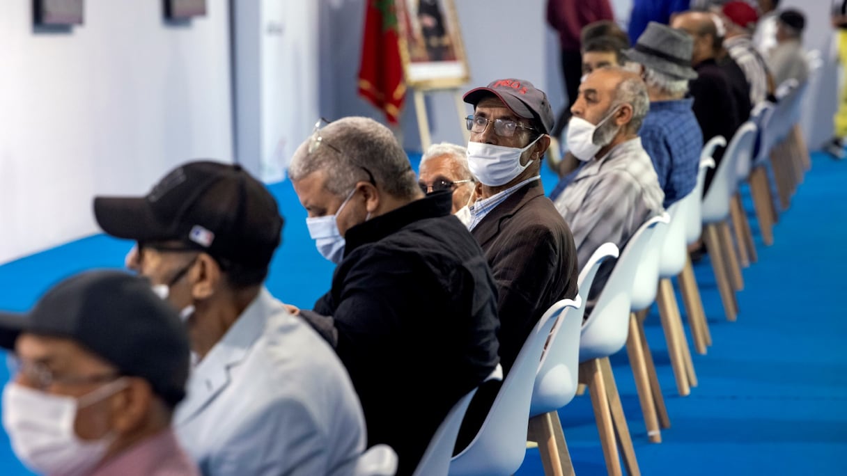 Des Marocains attendent leur tour dans un centre de vaccination Covid-19, dans la ville de Salé, le 5 octobre 2021.
