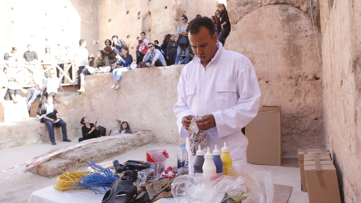 Yassine Balbzioui s'apprête à se livrer à une performance pour le moins surprenante, sous les regards attentifs et curieux des festivaliers. 
