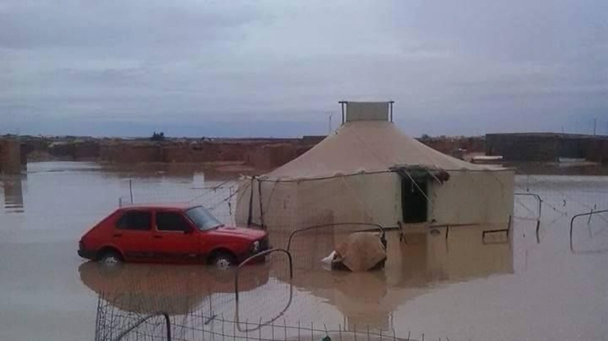 La peur d'être emporté par les crues a obligé les habitants à déserter les camps en tentant de chercher "refuge" sur les hauteurs de Tindouf.
