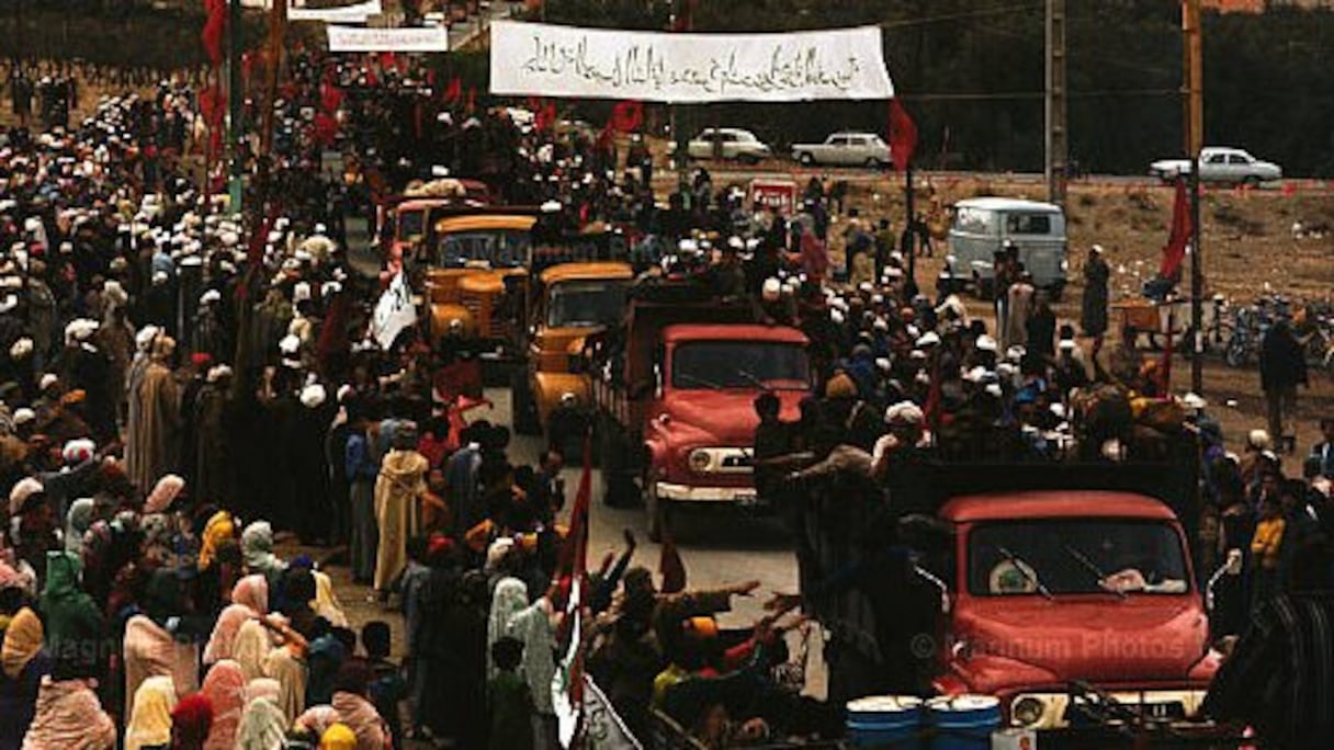 De véritables processions se sont dirigées vers le sud du pays. En voiture, à pied, peu importe : des milliers de personnes ont pris la route vers le Sahara pour dire "Non".
