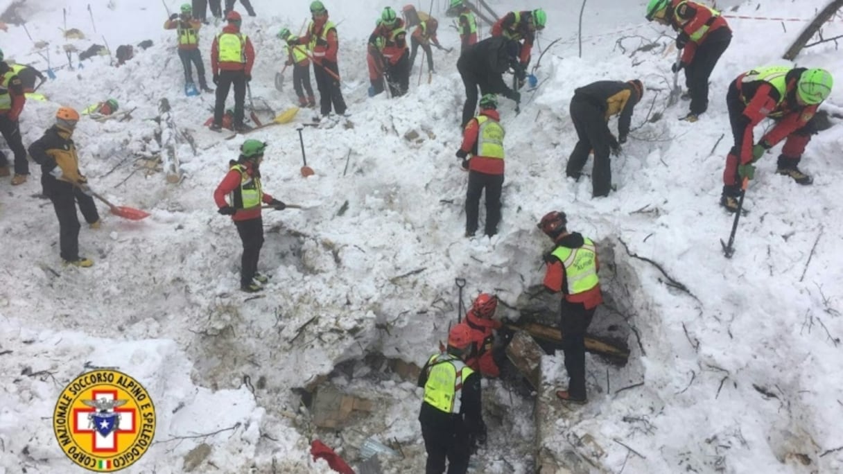 Des équipes de secours dans les décombres de l'hôtel dévasté par une avalanche, le 23 janvier 2017 à Farindola, en Italie.
	 
