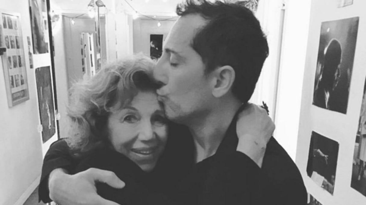 Moment complice entre Gad Elmaleh et sa mère Régine.
