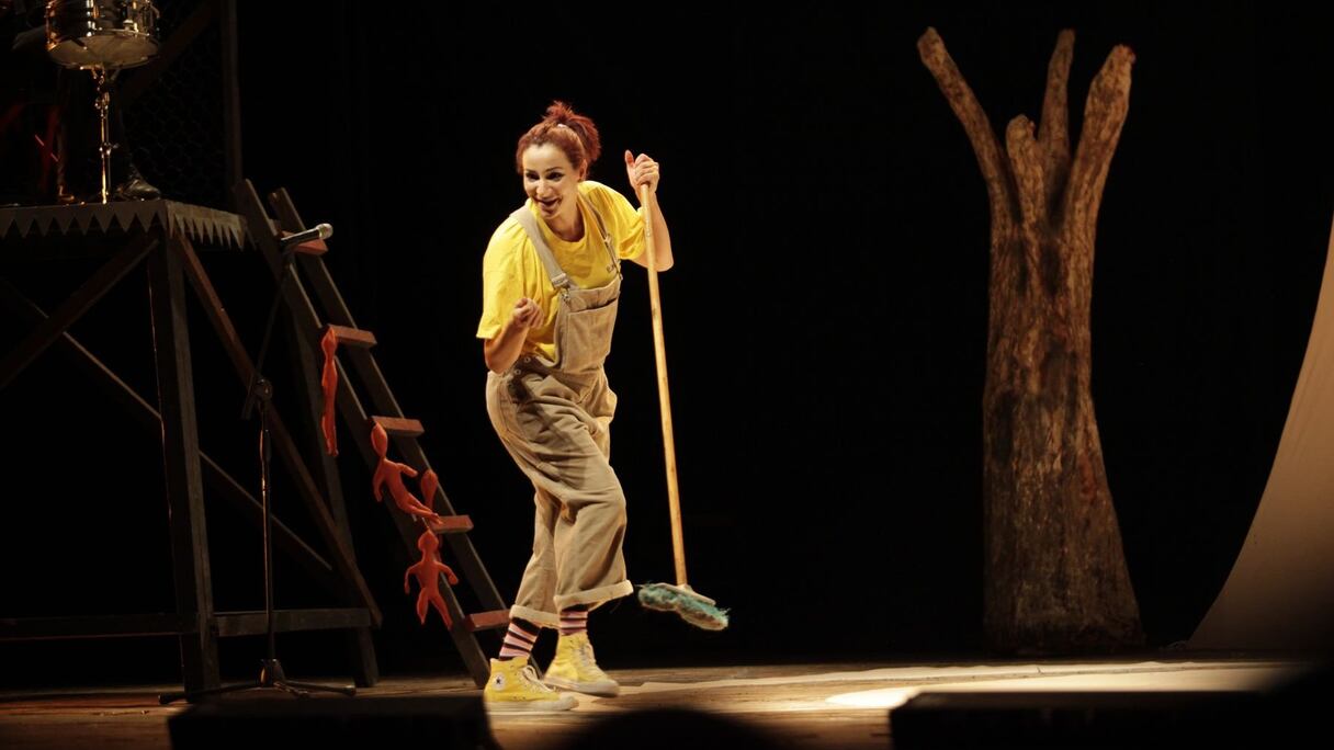 "L3ssas" voit tout. Il connaît tout le monde, tout le monde le connaît. Et son regard invite le spectateur à une lecture du paysage social.  
