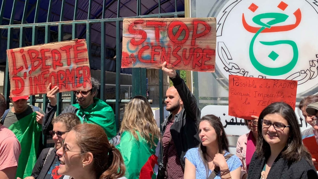 Les journalistes algériens poursuivent leur combat pour un service public libre et indépendant. Alger, lors d'une manifestation de journalistes, le 13 mai 2019.
