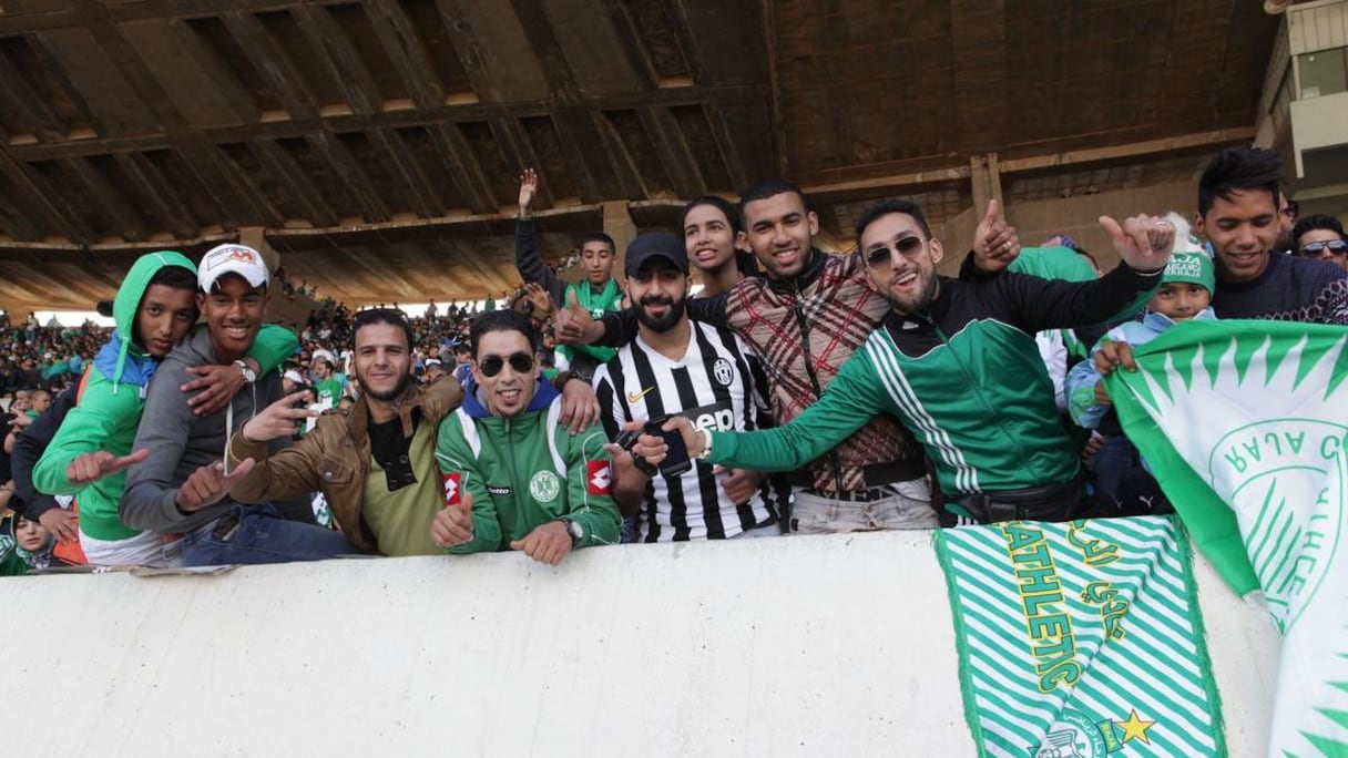 Les supporters sont déjà en furie pendant l'échauffement des joueurs. 
