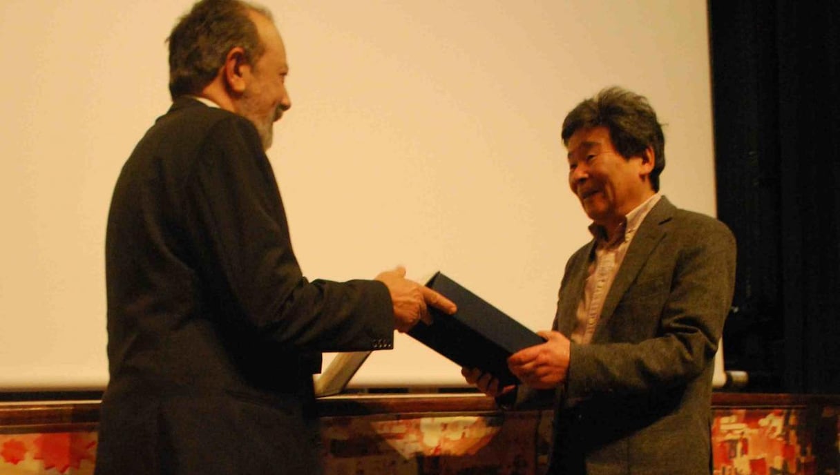 Le directeur du centre cinématographique, Sarim Fassi Fihri, remettant un prix honorifique au réalisateur Isao Takahata
