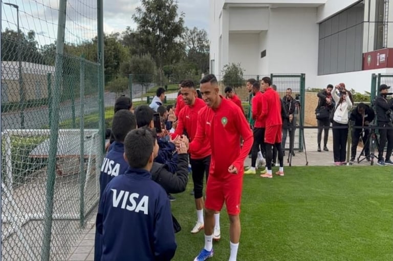 Les Lions de l’Atlas recevant les enfants de la famille de la Sûreté nationale.