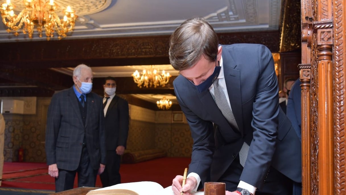 Jared Kushner signe le livre d'or au Mausolée Mohammed V.
