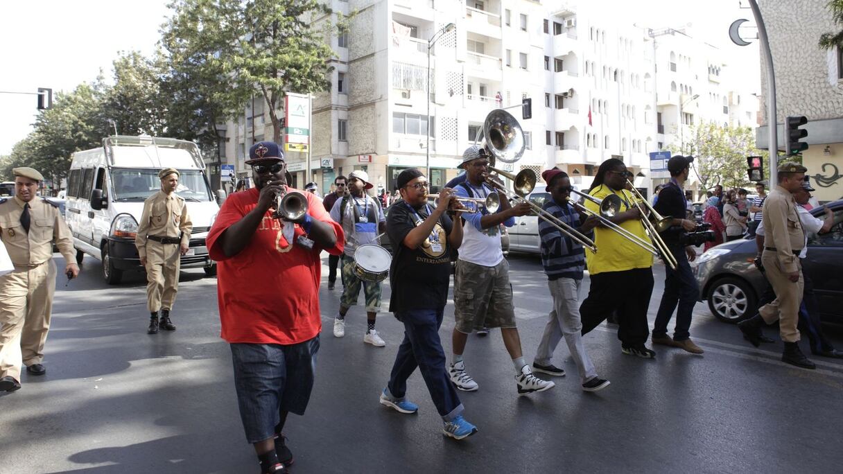Venus, quant à eux, de la Nouvelle-Orléans, les Hot8 Brass Band ont fait résonner les cuivres dans les boulevards de Rabat, égayés par une joyeuse parade qui fleurait bon le jazz. 
