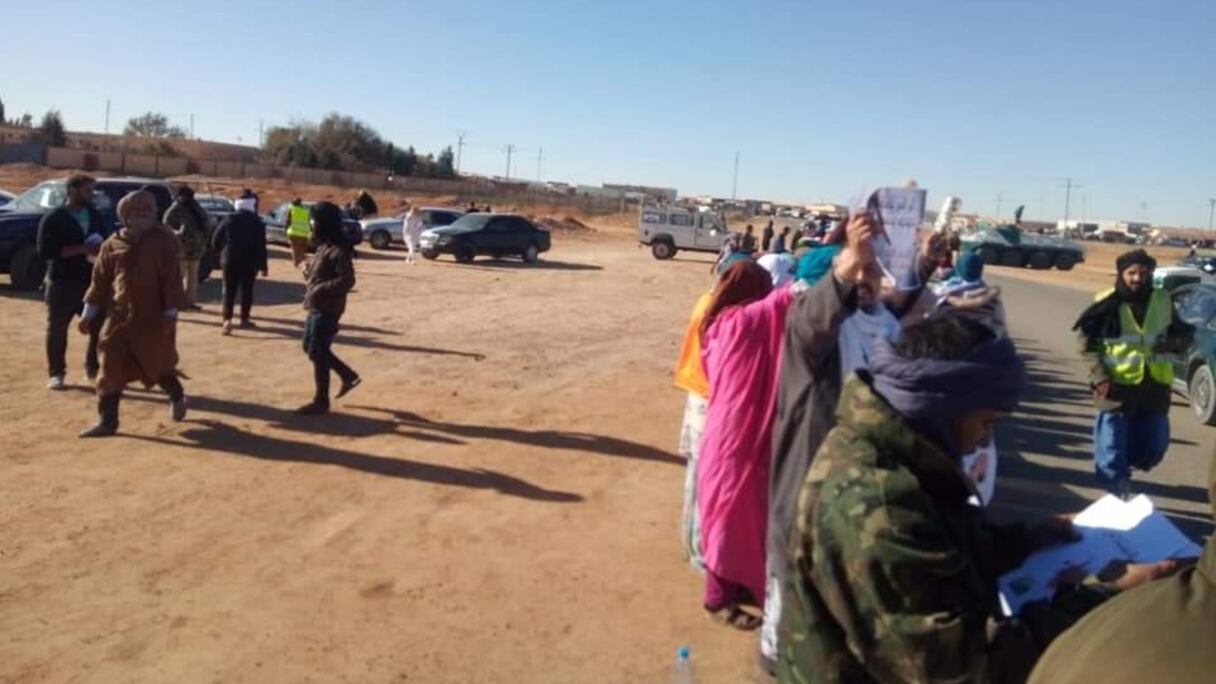 Sit-in pacifique devant le QG du polisario, à Rabouni. 
