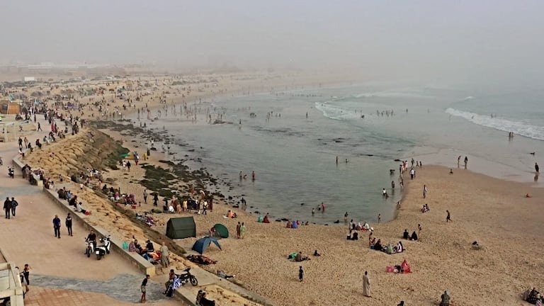 نهار في البحر: شاطئ فم لبير بضواحي الداخلة.. الوجهة المفضلة لدى ممارسي رياضة ركوب الأمواج