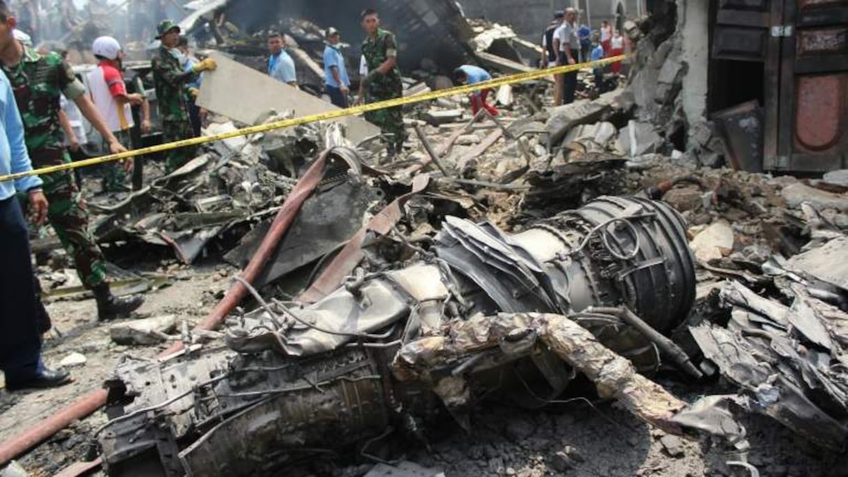 Un avion de transport militaire indonésien qui s'est écrasé peu après son décollage est en feu à Medan, au nord de Sumatra.
