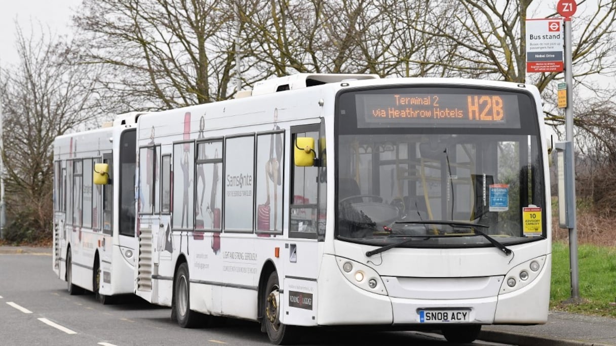 Bus, près de l'aéroport de Heathrow, dans l'ouest de Londres, le 14 février 2021. Un nouveau régime de quarantaine hôtelière de 10 jours pour les voyageurs arrivant au Royaume-Uni commence le lundi 15 février.
