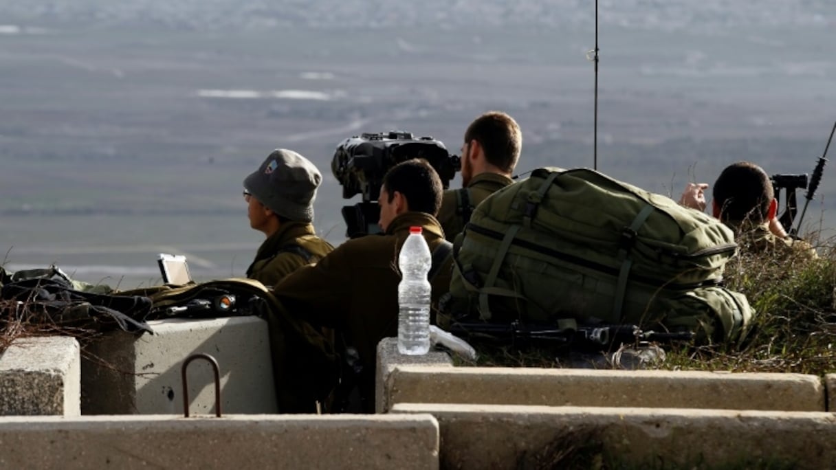 Des soldats israéliens prennent position sur le Golan occupé à la frontière avec la Syrie, le 10 février 2018.
