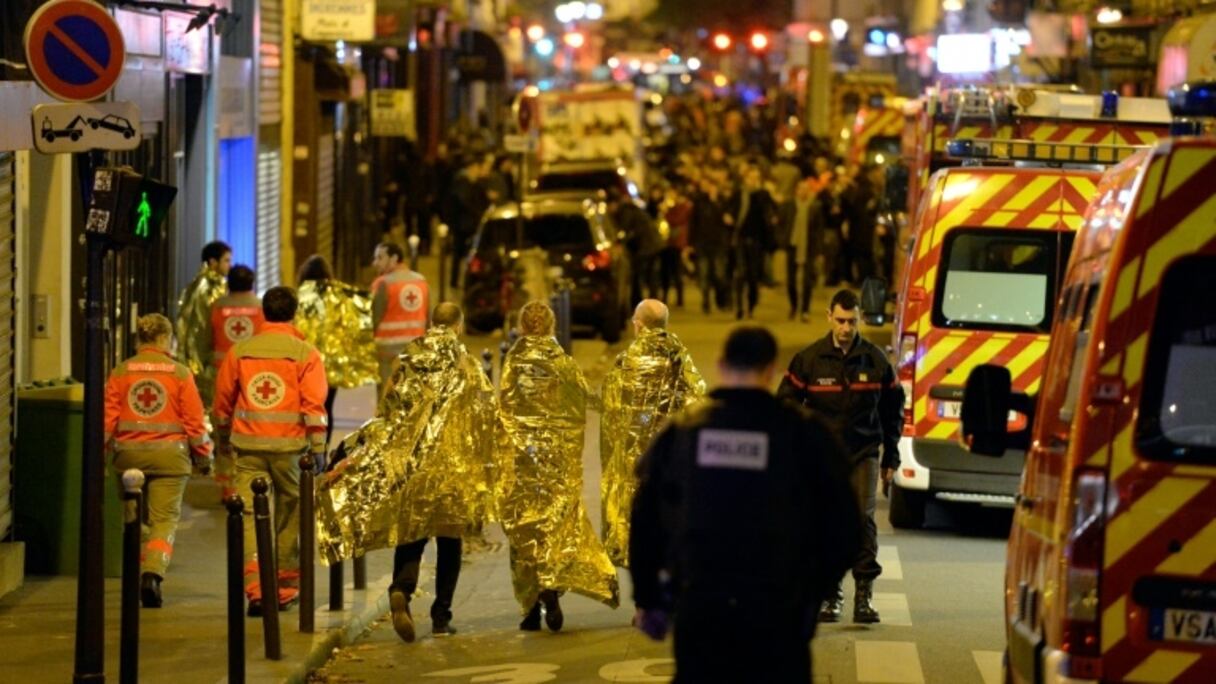 Evacuation par la rue Oberkampf des victimes du Bataclan le 14 novembre 2016 à Paris.
