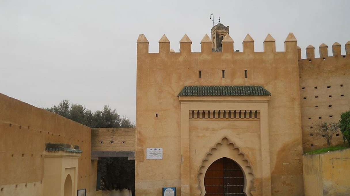 Bab Guissa, porte nord de Fès El-Bali (le vieux Fès). Fès Jedid (la nouvelle Fès) fut fondée en 1276, sous les Mérinides. Nouveaux remparts, palais, jardins... La cité, créée par Idriss Ier en 789 dans l'actuel quartier des Andalous, redevint la capitale du Maroc. 
