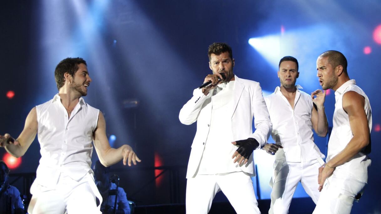 Le show bat son plein sous les yeux d'un public entraîné dans des danses effrénées.
