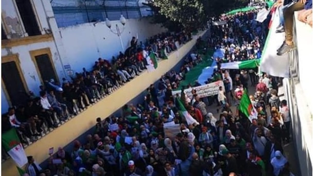 Pancartes anti-Gaïd Salah brandies lors des manifestations du 26 Avril 2019
