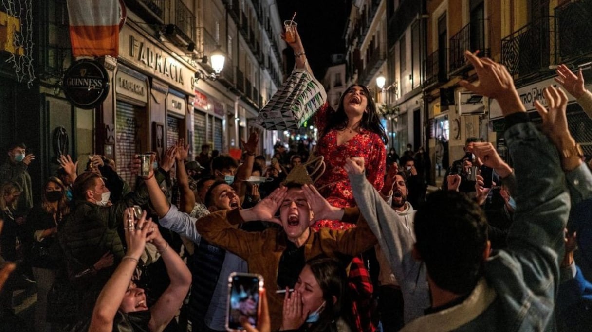 Scène de rue à Madrid: des touristes français peu respecteux des restrictions sanitaires.
