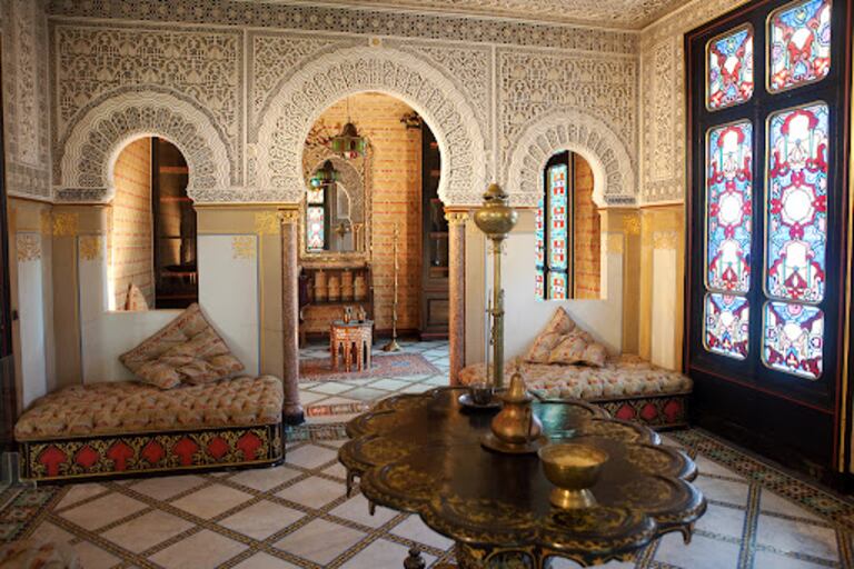 Entre 1985 et 1986, des artisans marocains envoyés par le Roi Hassan II ont entièrement restauré le salon mauresque du château de Monte Christo.