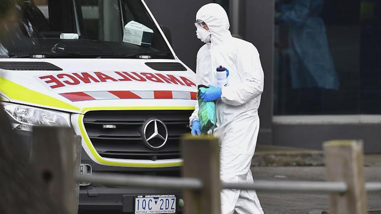 Un membre des services de santé d'urgence dans un quartier de Melbourne, cluster de cas de Covid-19, le 6 juillet 2020. 
