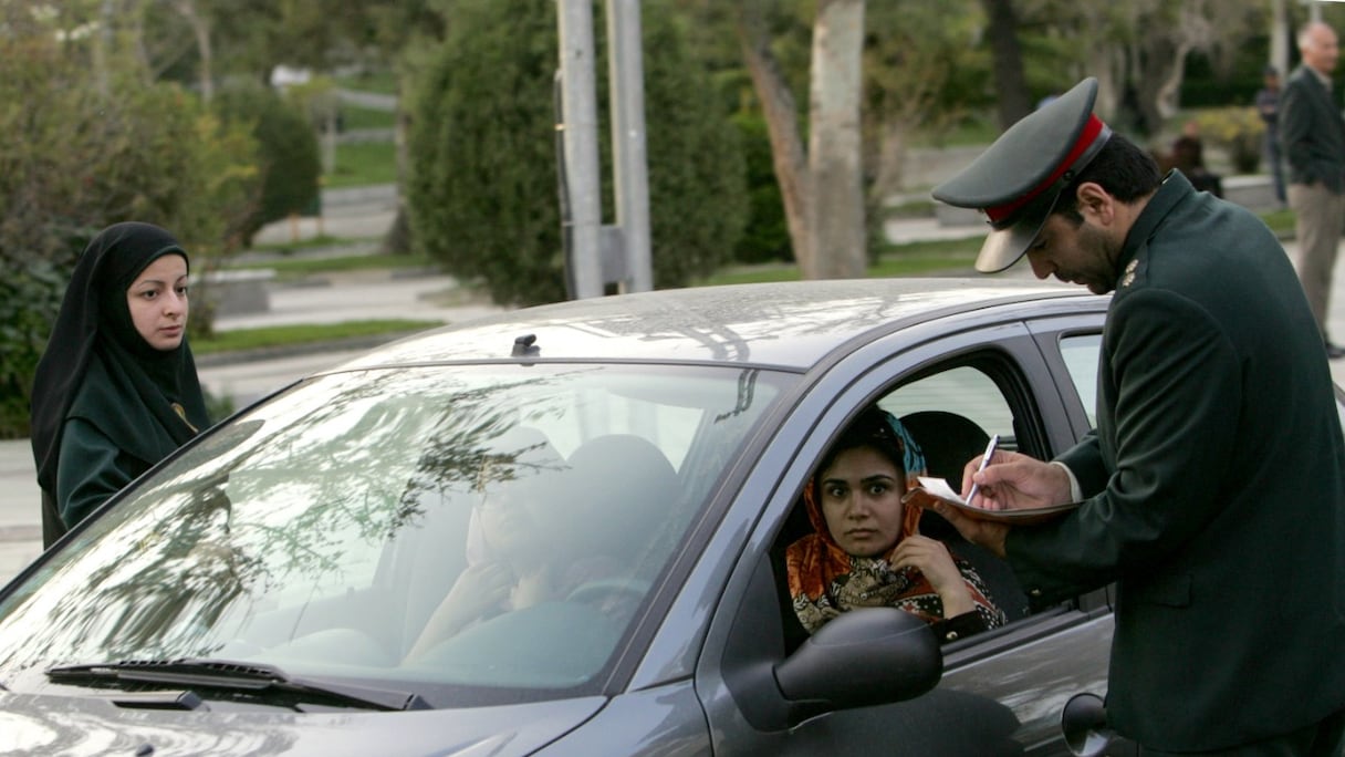 Contrôle de policiers iraniens, une opération de répression pour faire respecter le code vestimentaire à Téhéran (archives, 2007). L'Iran a aboli le 4 décembre 2022 sa police des mœurs, plus de deux mois de manifestations après l'arrestation et la mort de Mahsa Amini.
